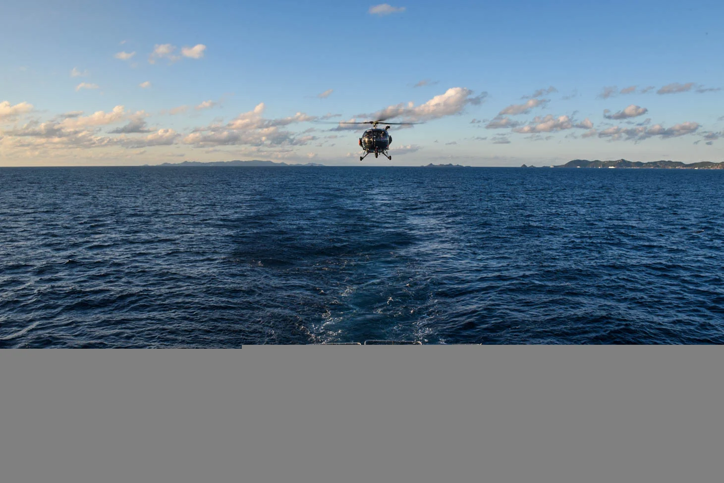 L'hélicoptère Alouette III se prépare à se poser sur le Dumont d'Urville