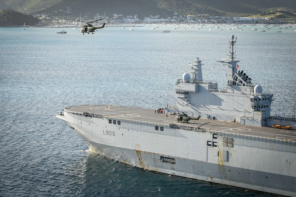 Le porte-hélicoptères Dixmude devant l'île de St-Martin