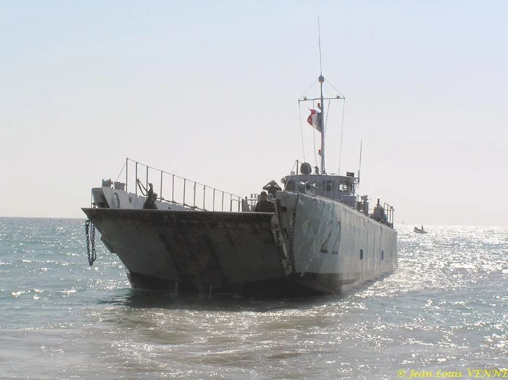 La flottille amphibie s'entraîne sur la plage des Sablettes
