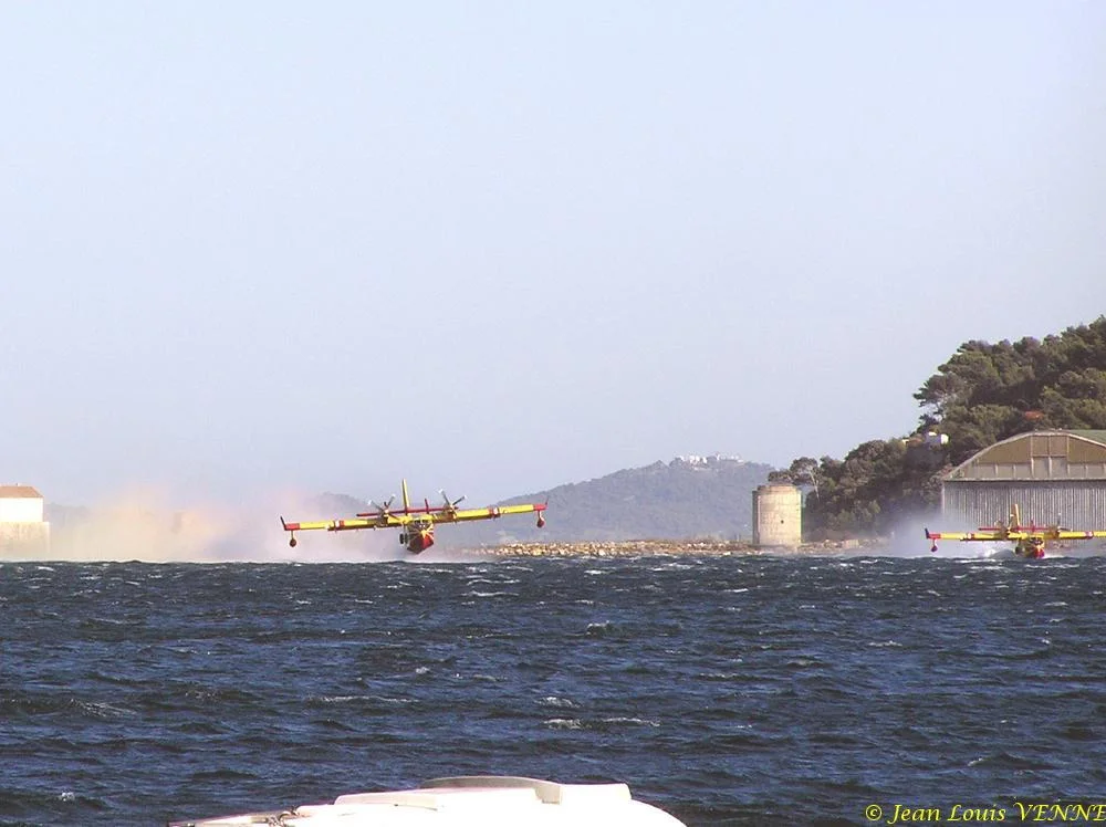 Les Canadairs interviennent au-dessus de Saint Mandrier