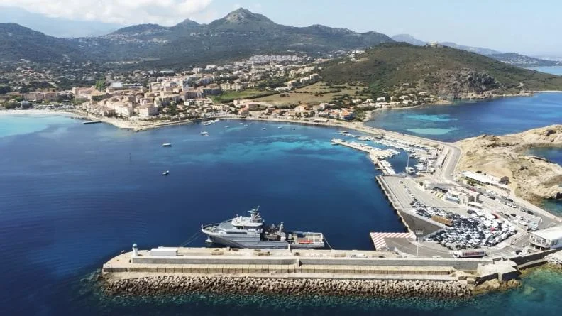 Le bâtiment de soutien Seine en escale à l'Ile-Rousse