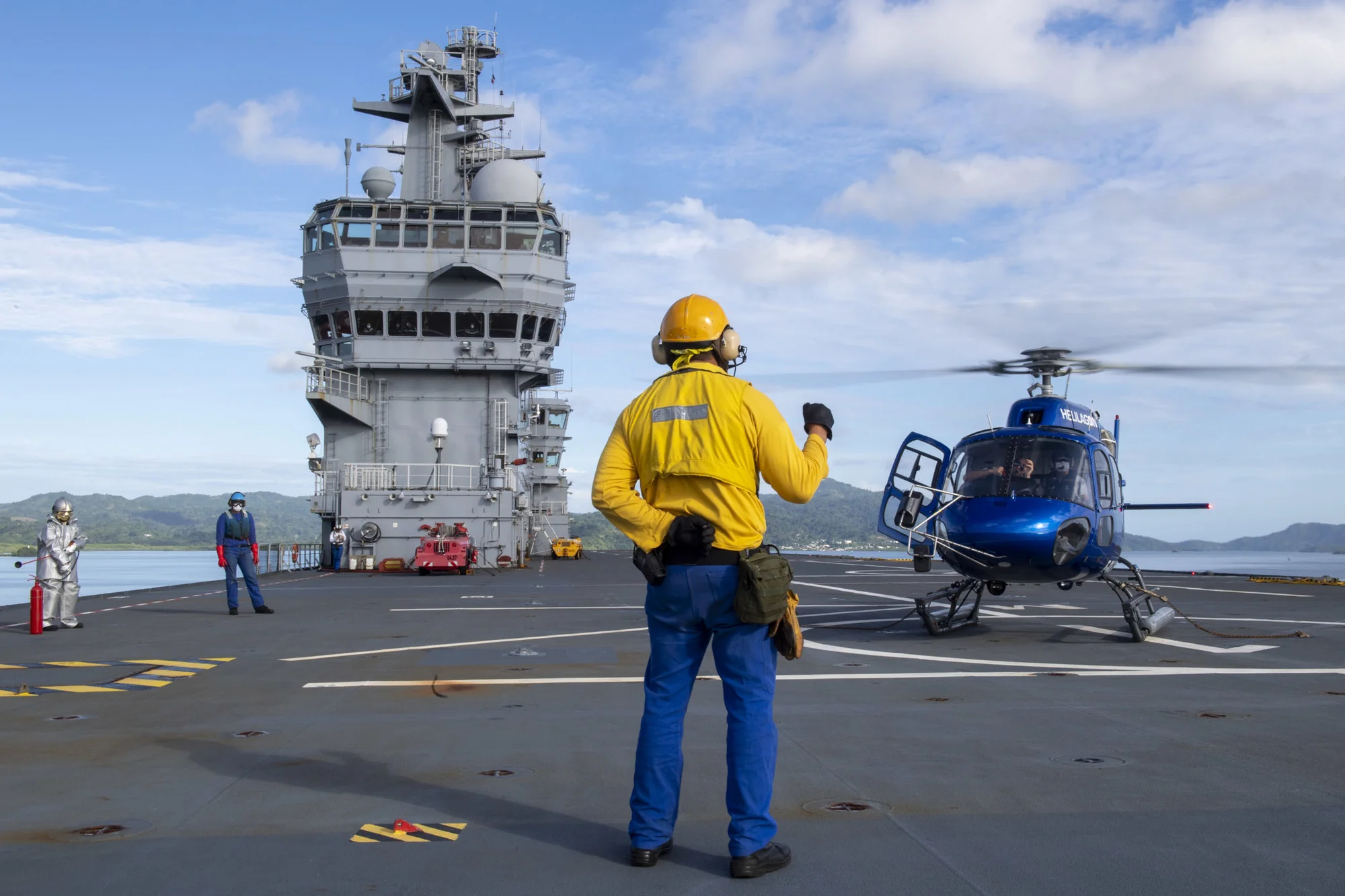 Un hélicoptère Ecureuil civil se pose sur le Mistral