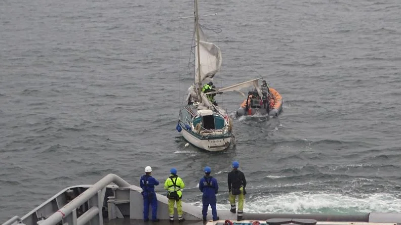 Le Rhône remorque le voilier Rubicon, à la dérive dans le dispositif de séparation du trafic du Pas-de-Calais