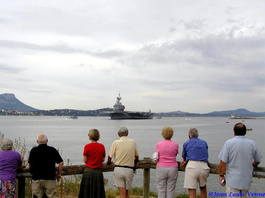 La sortie des familles du Charles de Gaulle
