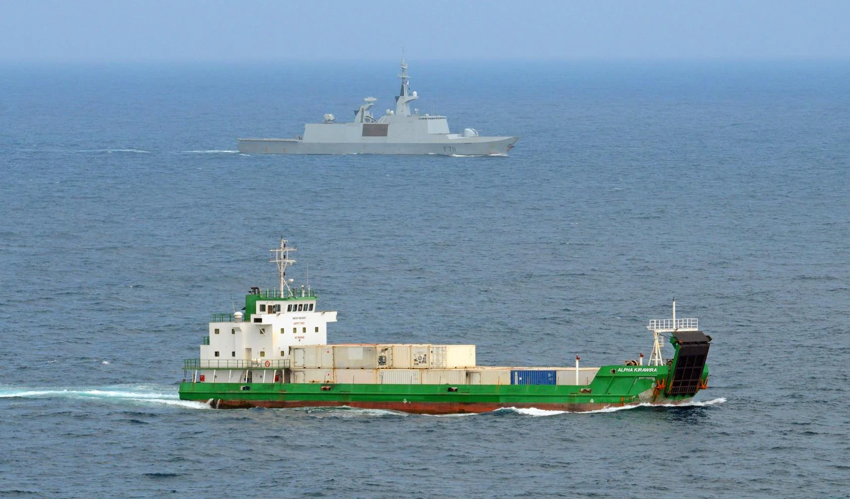 L'Alpha Kirawira escorté par le Surcouf