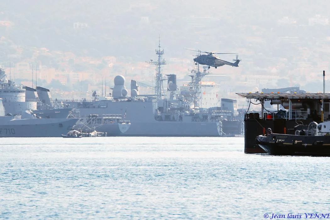 Appontage d’un NH90 sur le Chevalier-Paul
