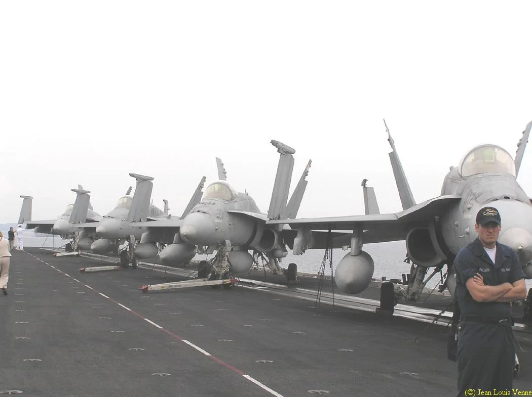 Sur le pont d'envol du porte-avions USS Truman
