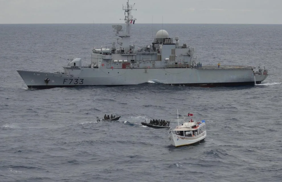 La frégate de surveillance Ventôse intercepte une embarcation