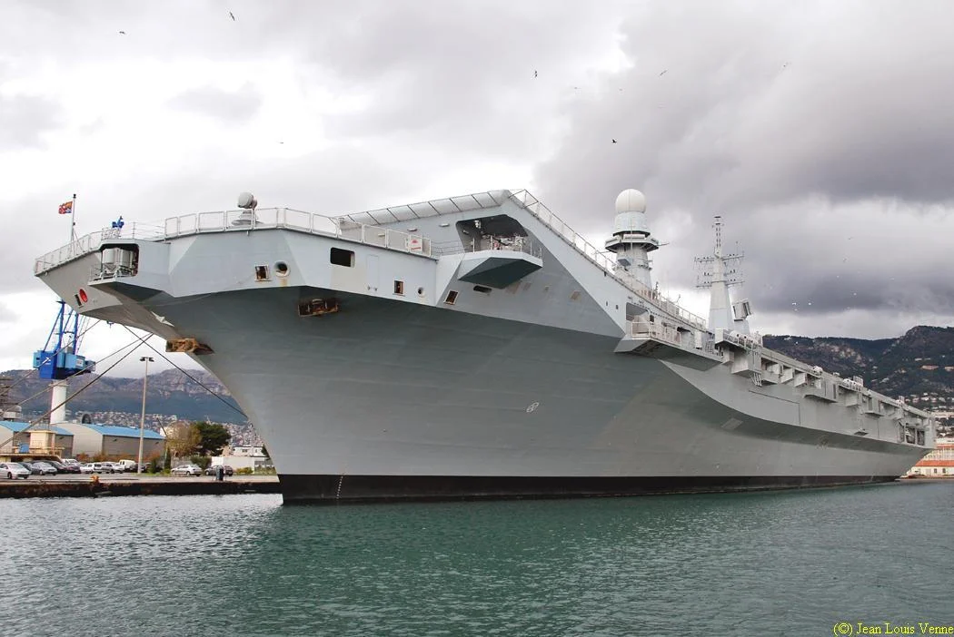 Le porte-aéronefs italien Cavour