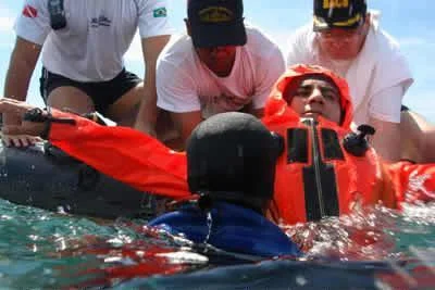 Un membre de l'équipage du sous-marin, secouru pendant l'exercice