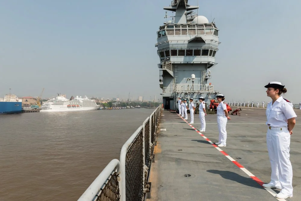 Le BPC Mistral entre dans le port de Mumbai