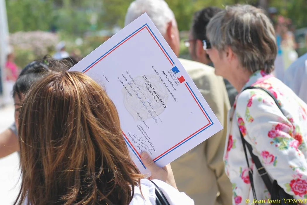 Un cadet de la Défense reçoit son attestation