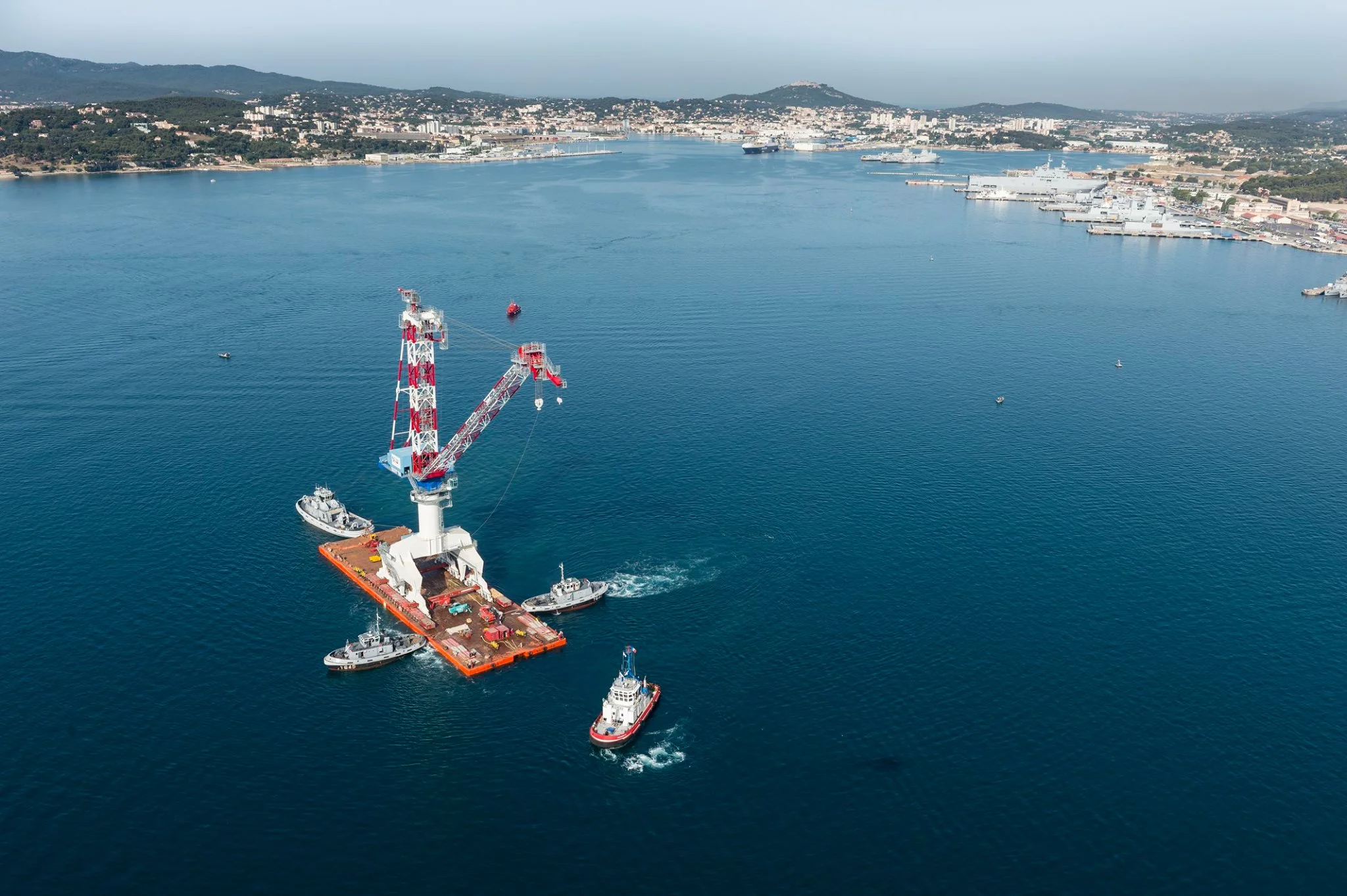 La grue 10B transférée par barge de La Seyne au port militaire de Toulon
