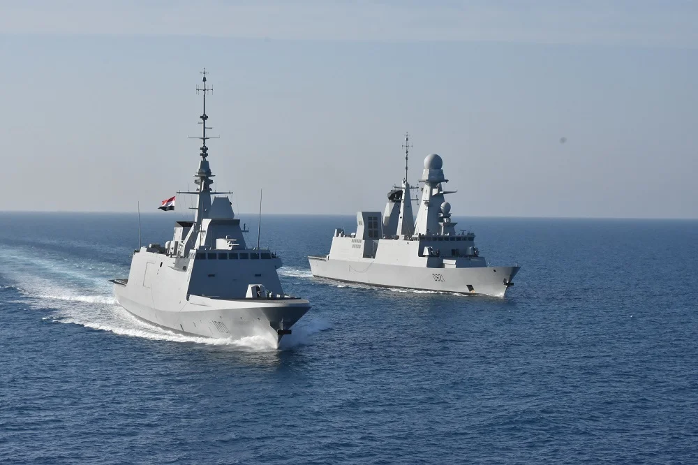 La frégate de défense aérienne Chevalier Paul et la frégate multi-missions égyptienne Tahya Misr