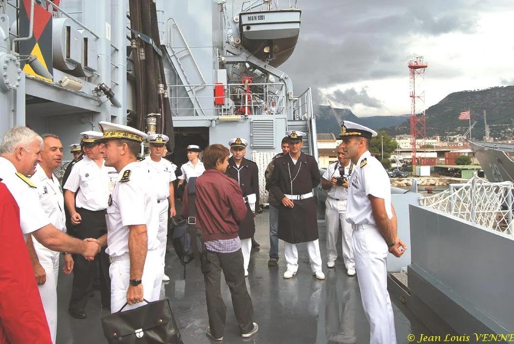 Départ des journalistes et des officiers français