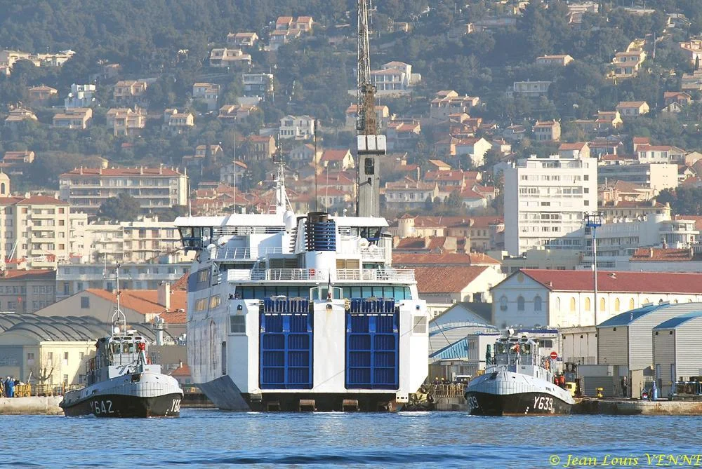 Le Liamone entre dans un bassin de DCNS à Toulon