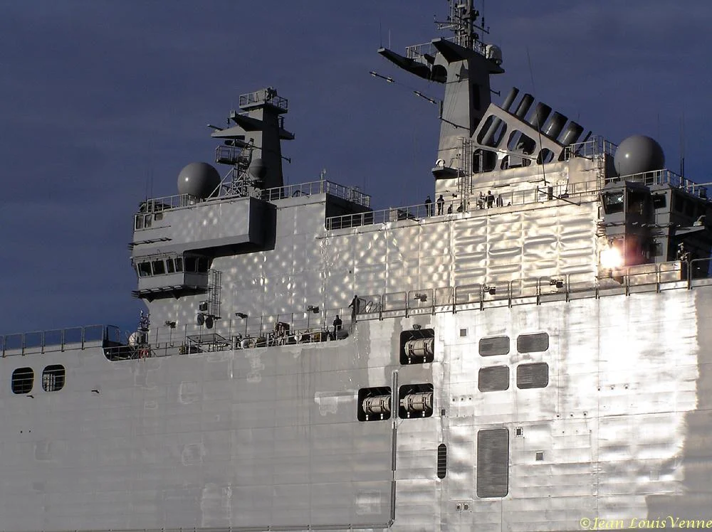 Jeux dâ€™ombre et de lumiÃ¨re sur la coque du Mistral