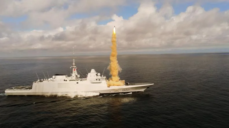 La frégate Lorraine lance un missile de défense antiaérienne Aster 30