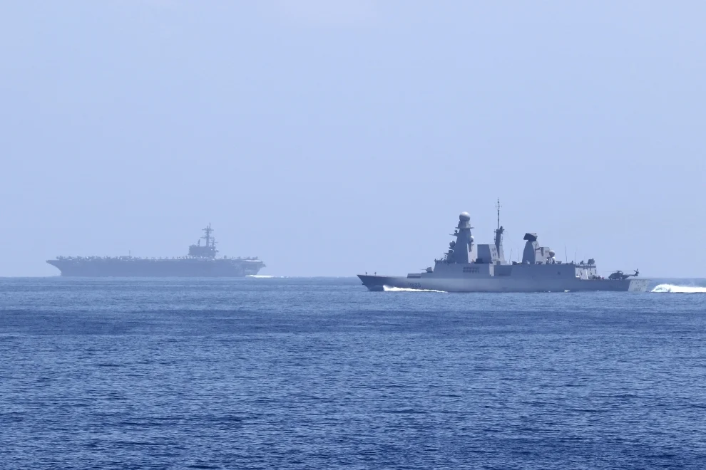 Le Forbin et le porte-avions américains USS Bush