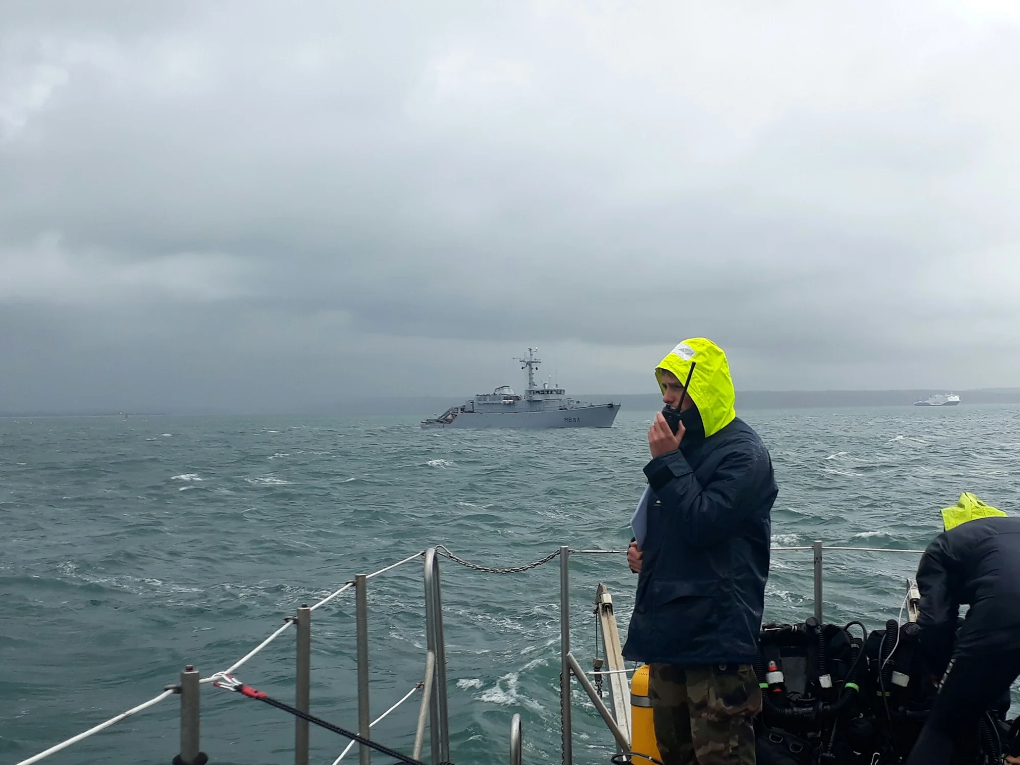 Des chasseurs de mines scrutent le fond