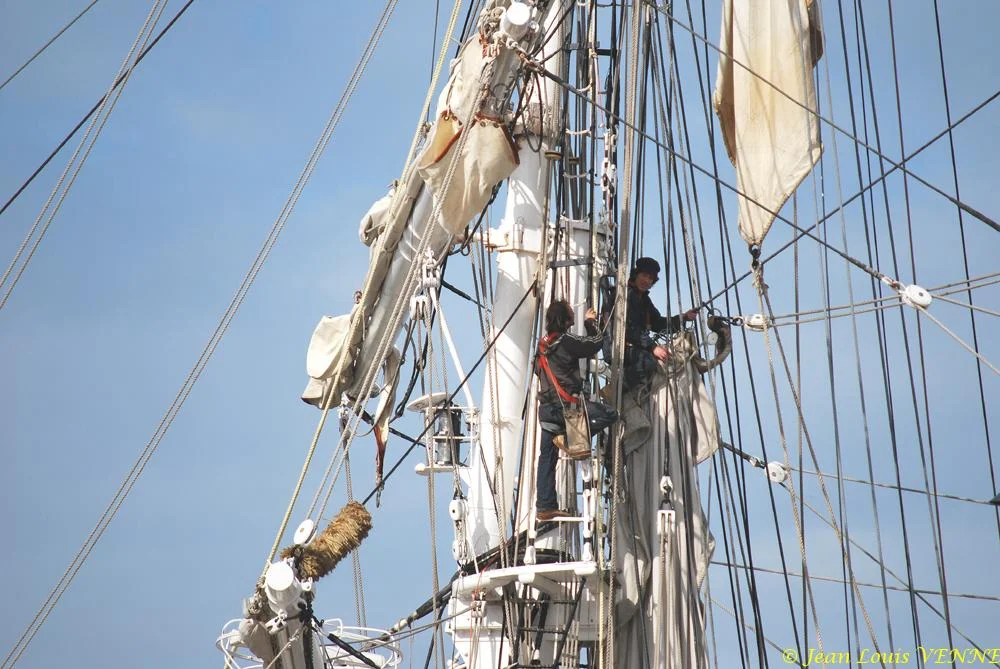 L’équipage installe les voiles sur les vergues du Bélem