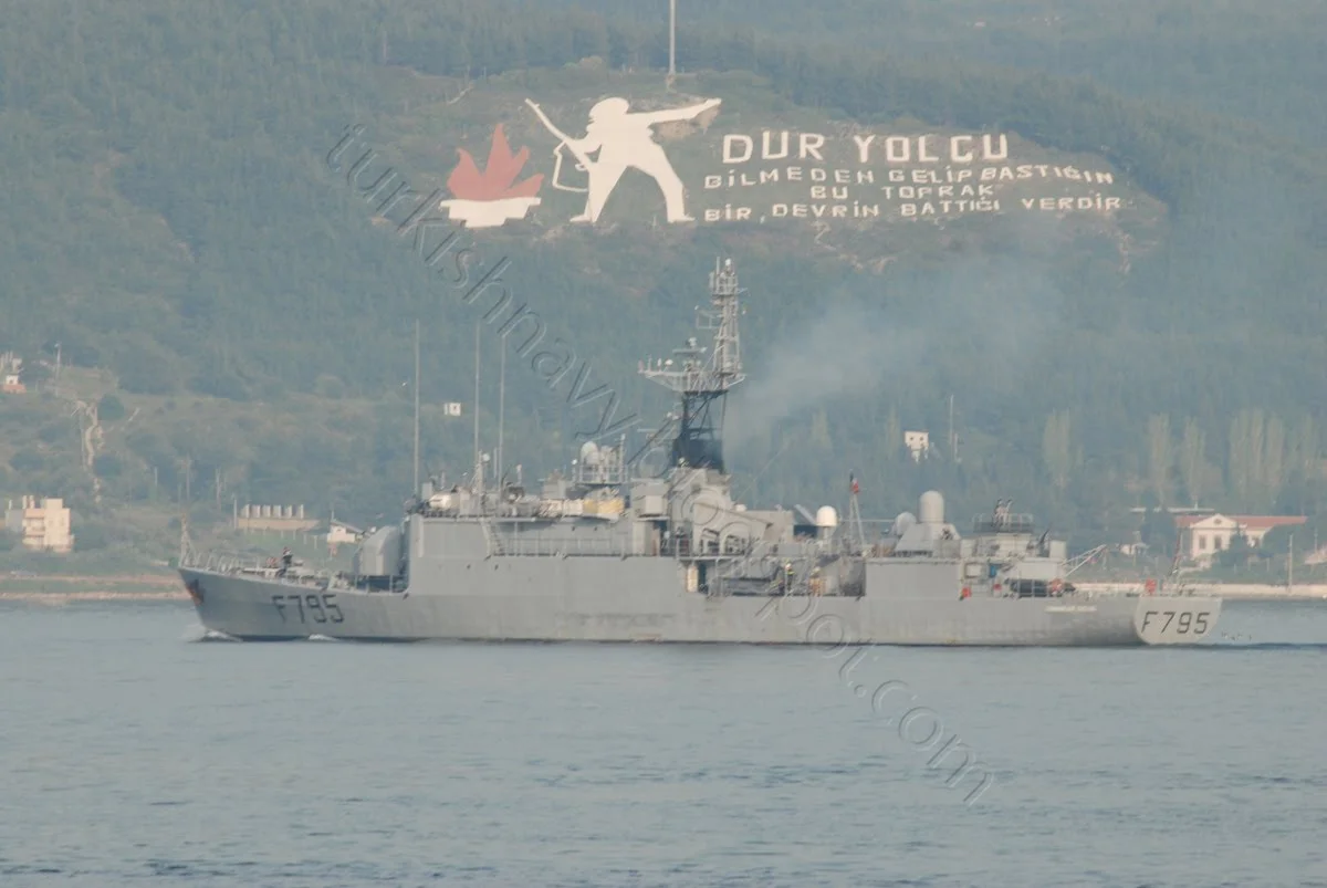 L'aviso Cdt Ducuing devant la péninsule de Gallipoli