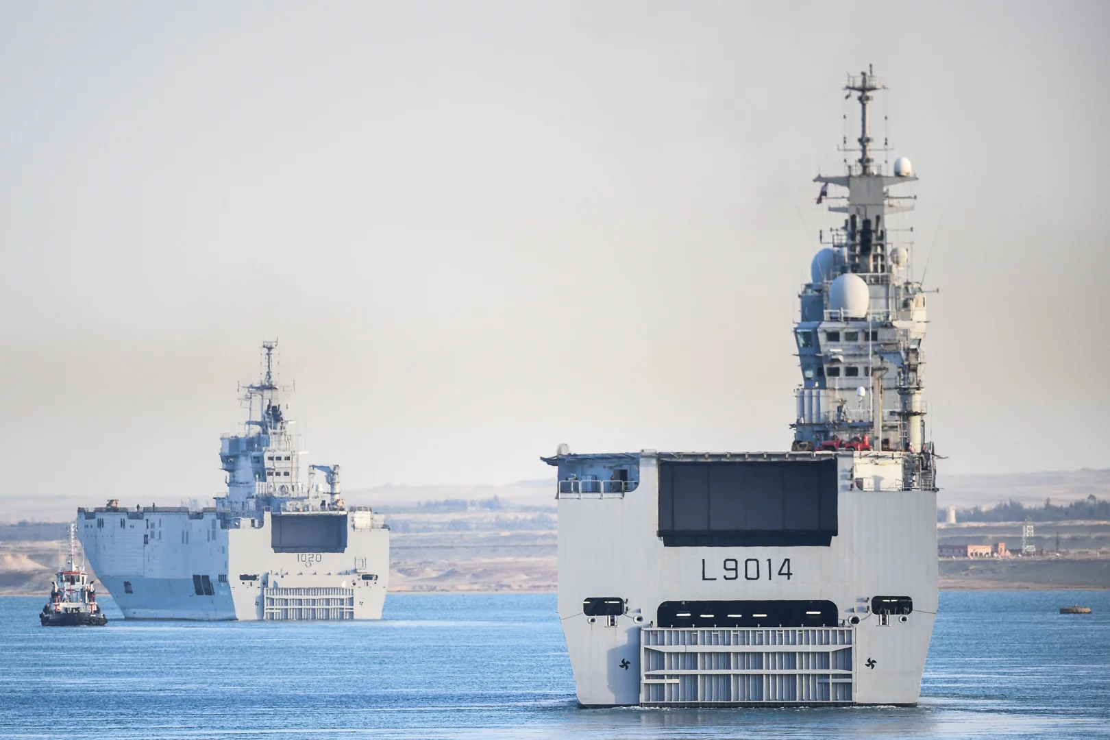 Le BPC « Tonnerre » et son sistership égyptien « Anwar El Sadat » dans le canal de Suez