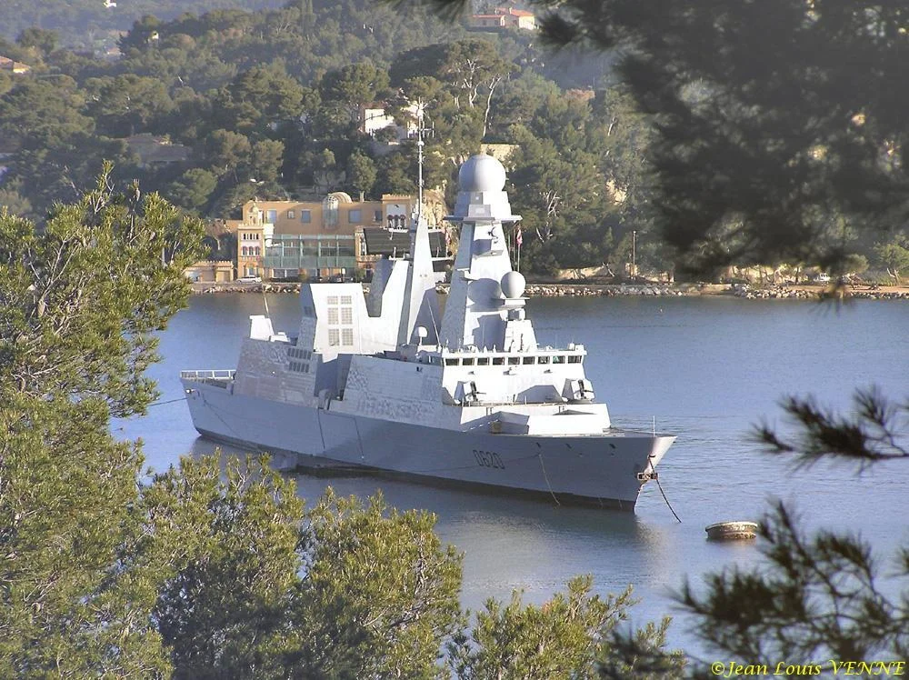 Le Forbin devant Tamaris