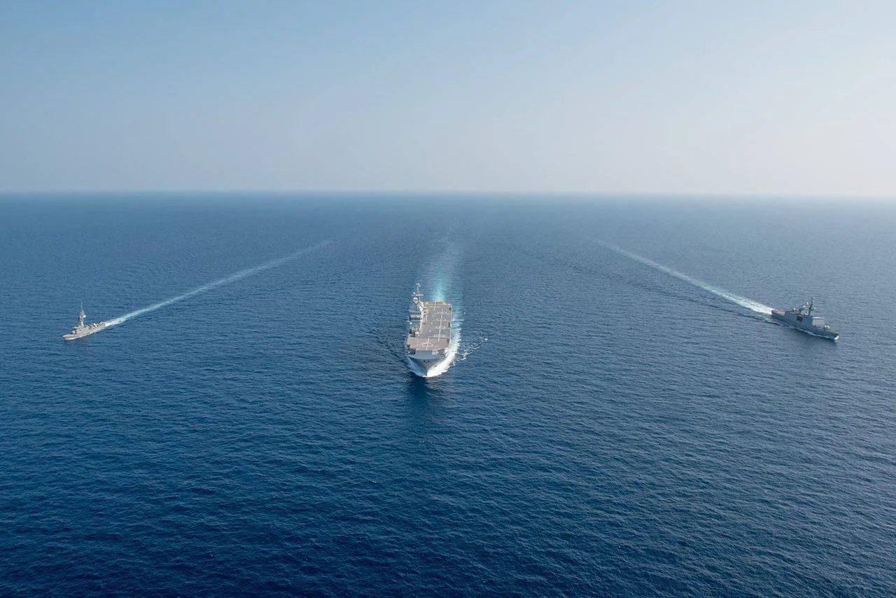 Exercice Passex entre la frégate Surcouf, le BPC Dixmude et la frégate singapourienne Vigilance