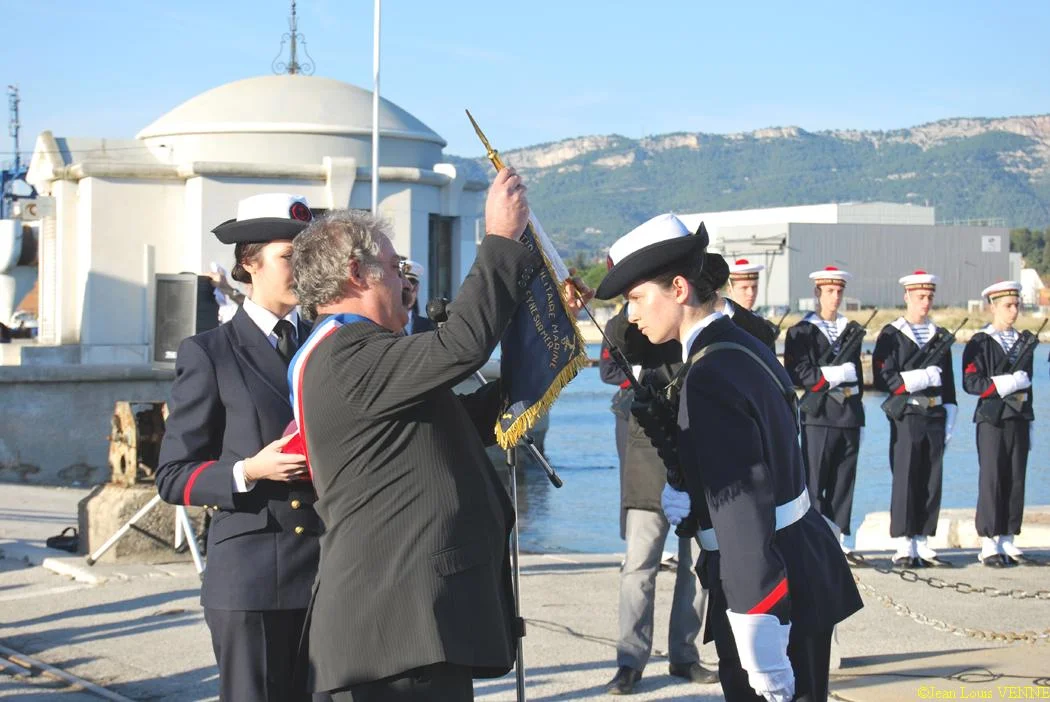 M. le maire remet son fanion à la PMM