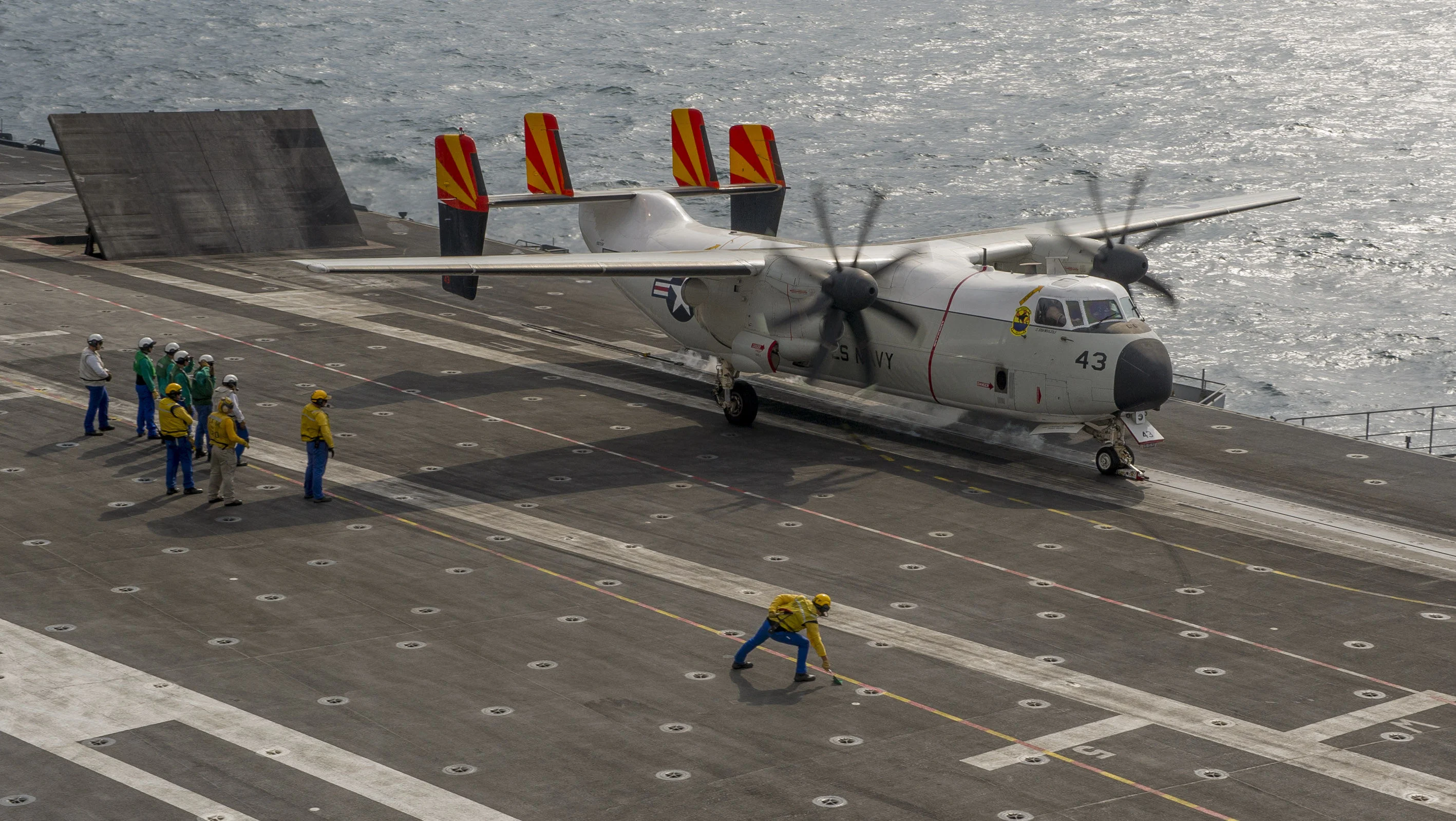 Un avion de transport logistique MH3C-2A Greyhound se prépare à décolle du porte-avions Charles de Gaulle
