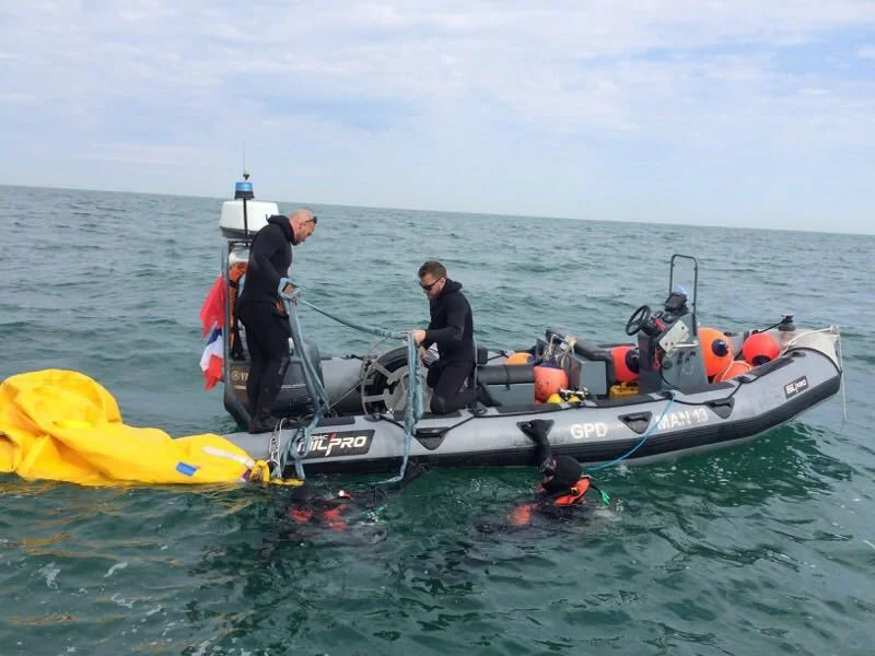 Les plongeurs-démineurs se préparent à intervenir