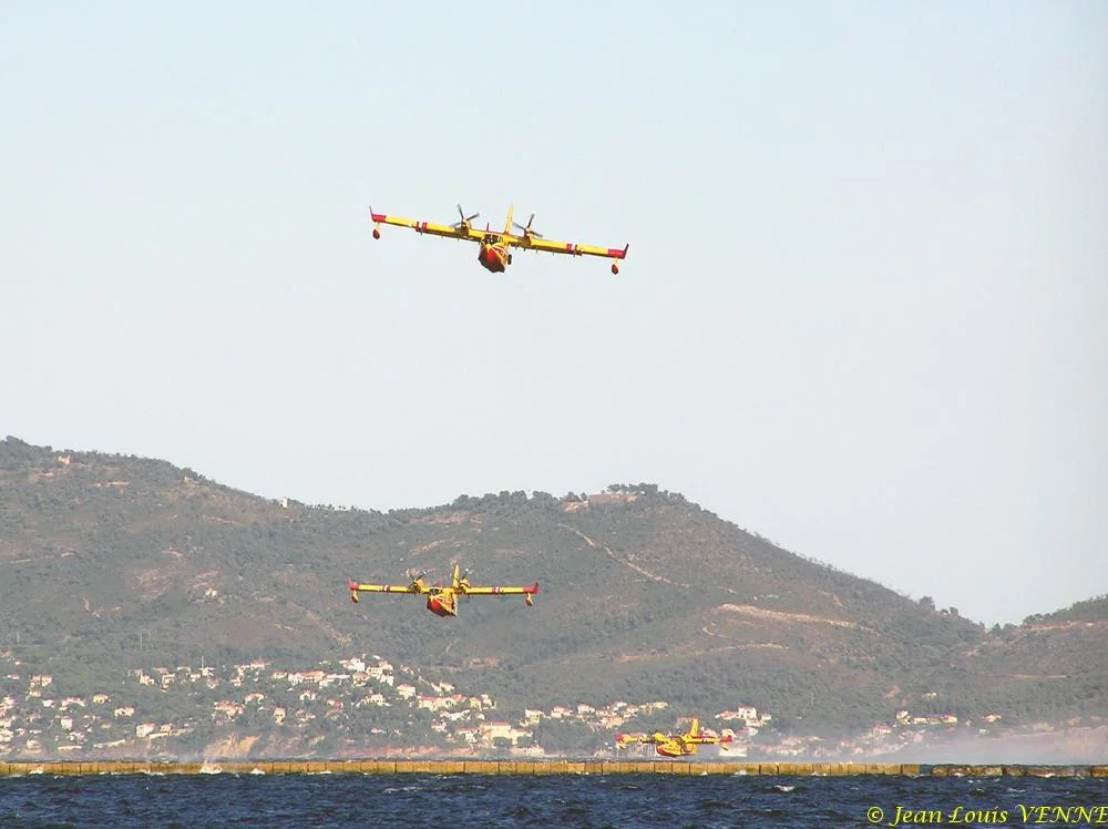 Les Canadairs interviennent au-dessus de Saint Mandrier