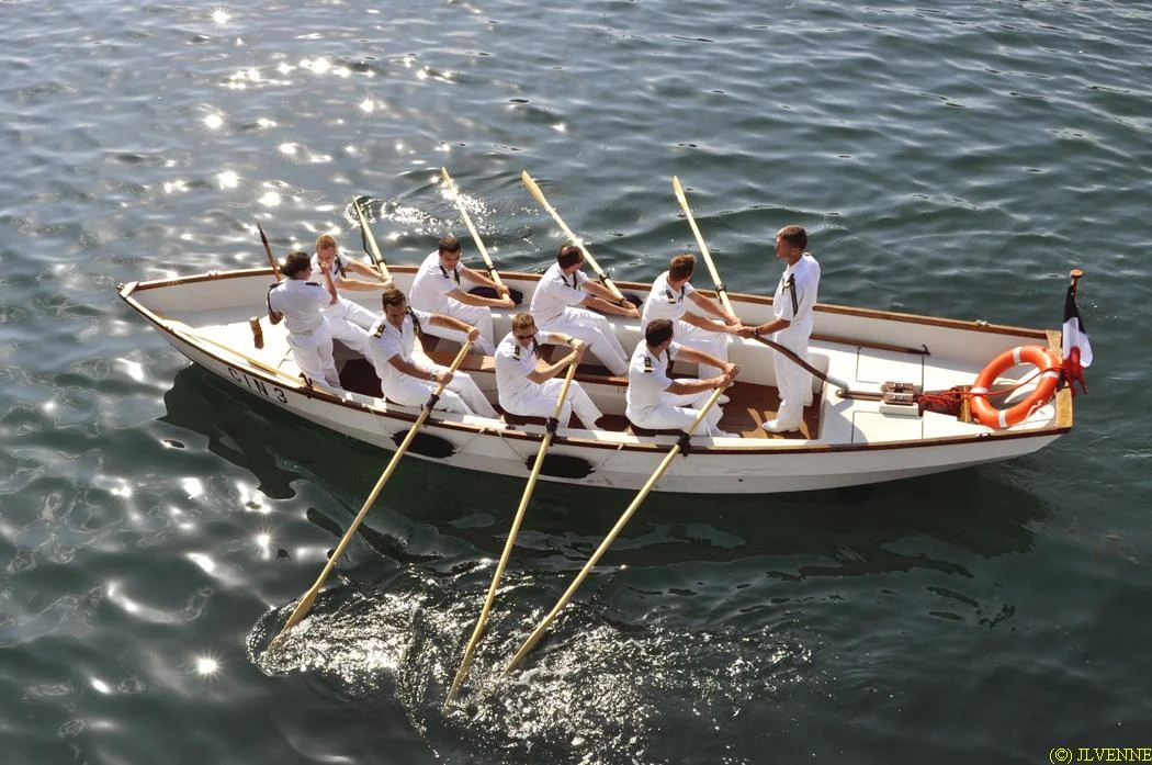 Tradition : le CF Eugène débarque en chaloupe armée par les officiers de l'Aconit