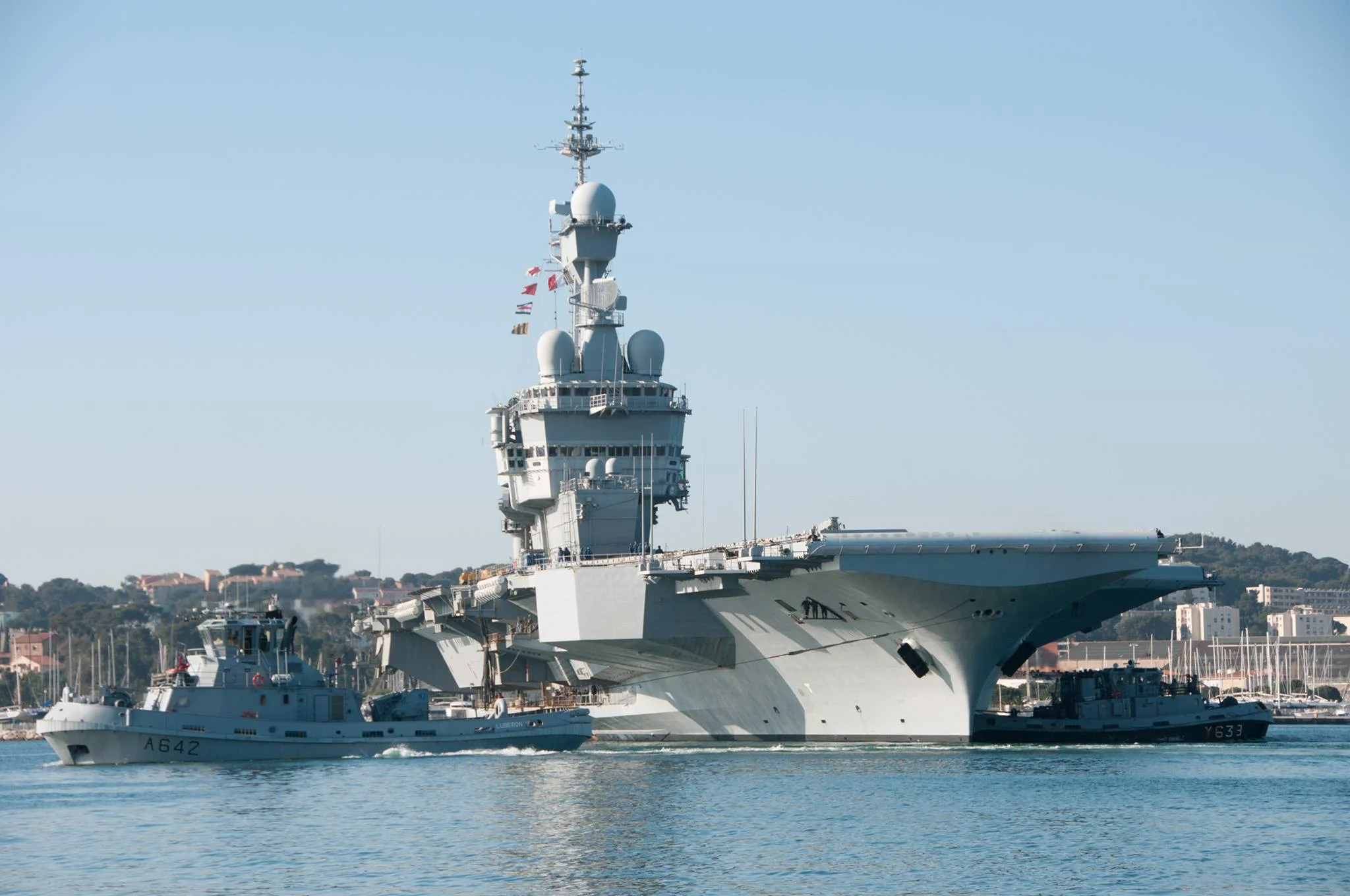 Le porte-avions Charles de Gaulle appareille pour qualifier à la mer des pilotes de chasse