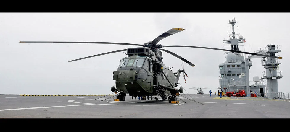 Un hélicoptère britannique Sea King à bord du BPC Dixmude