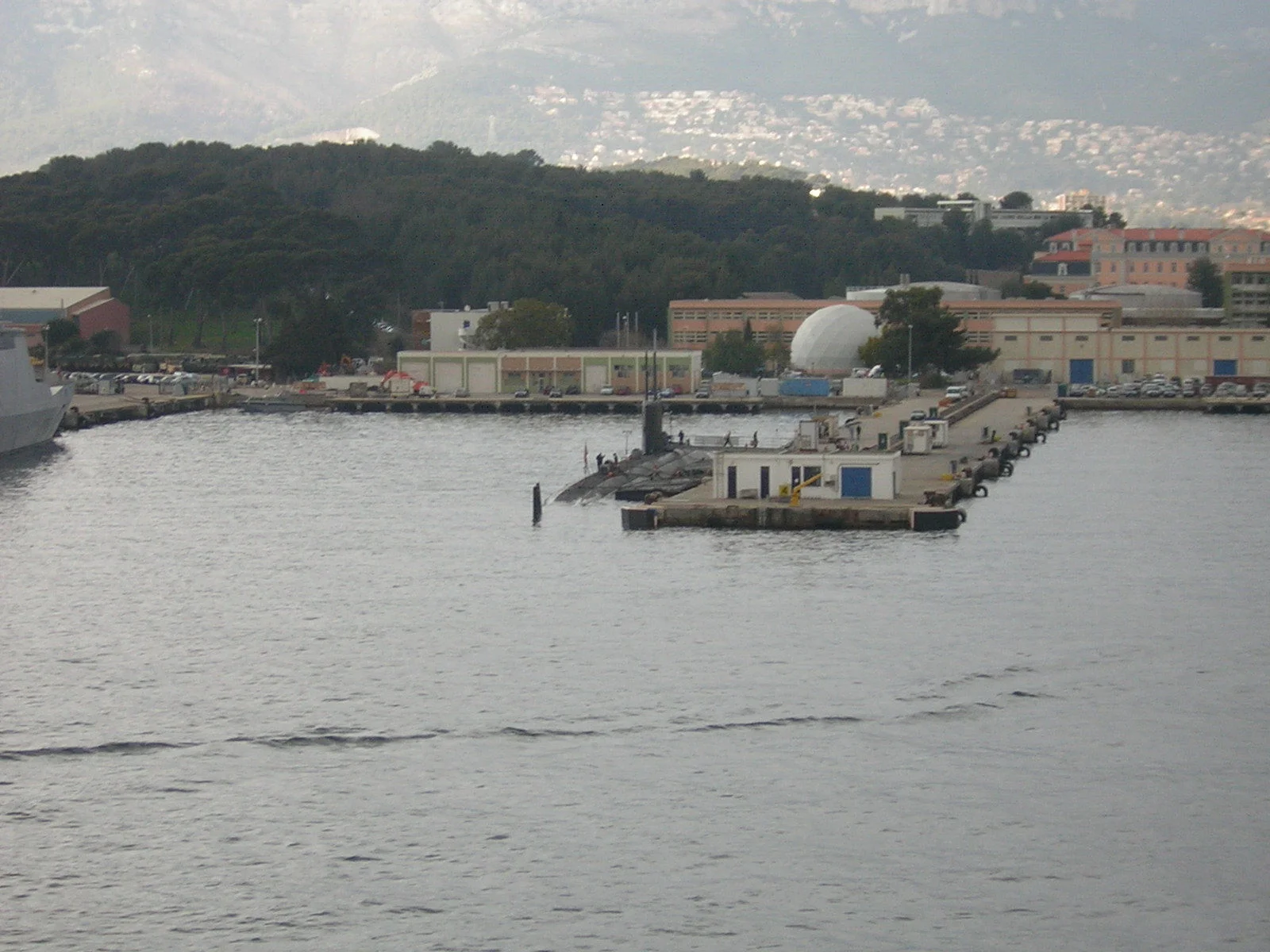 L'USS Springfield à quai dans la base navale de Toulon
