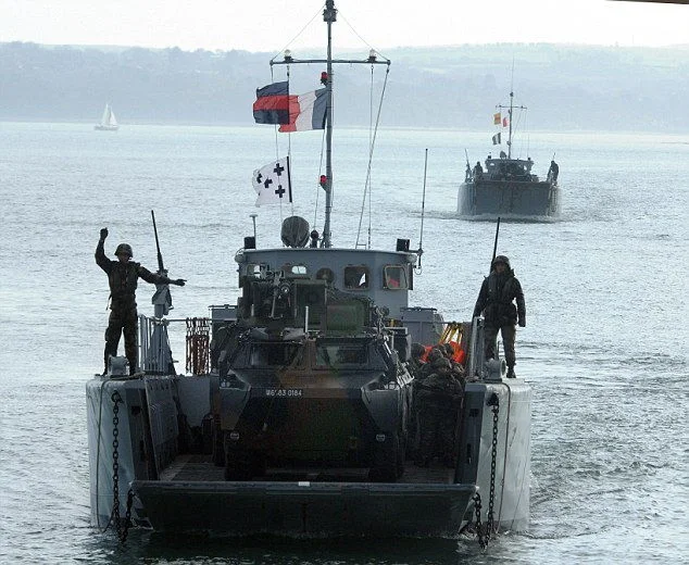 Un engin de débarquement approche de la plage