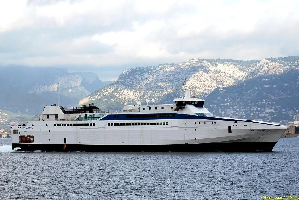 Le Liamone sort de la base navale de Toulon pour des essais