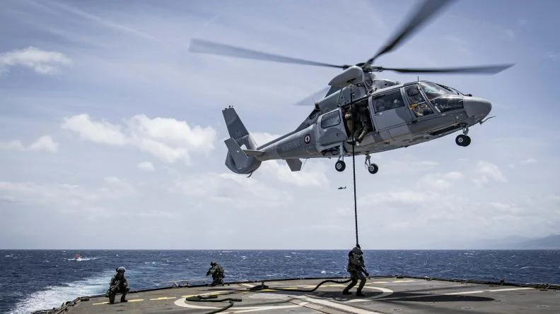 Un hélicoptère Dauphin dépose des fusiliers-marins sur le pont de la frégate Germinal