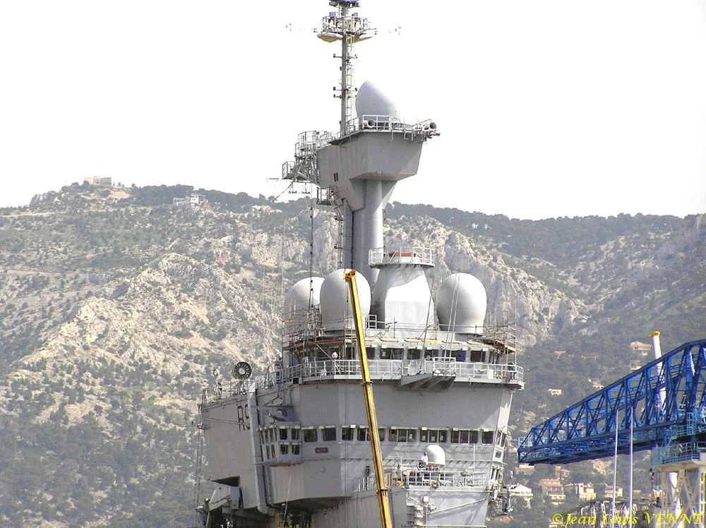 Travaux dans la mâture du Charles de Gaulle