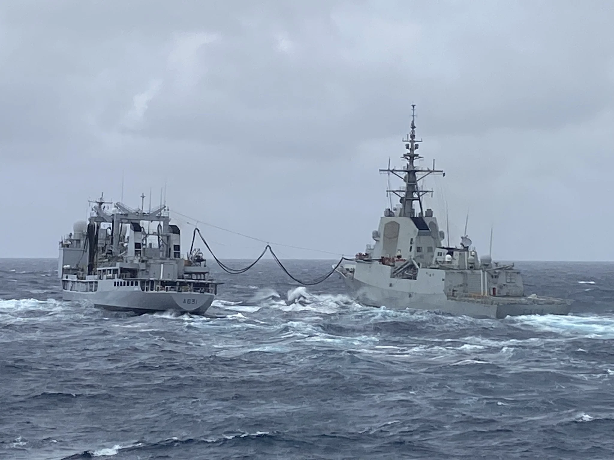 La Somme ravitaille la frégate espagnole Álvaro de Bazán