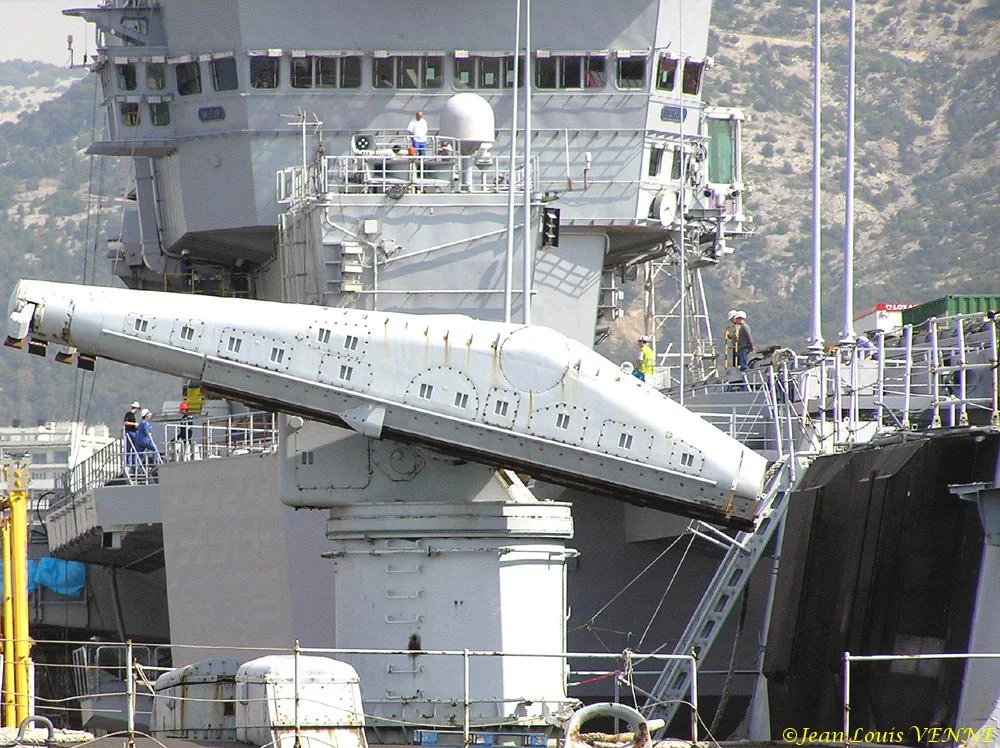 Travaux dans la mâture du Charles de Gaulle