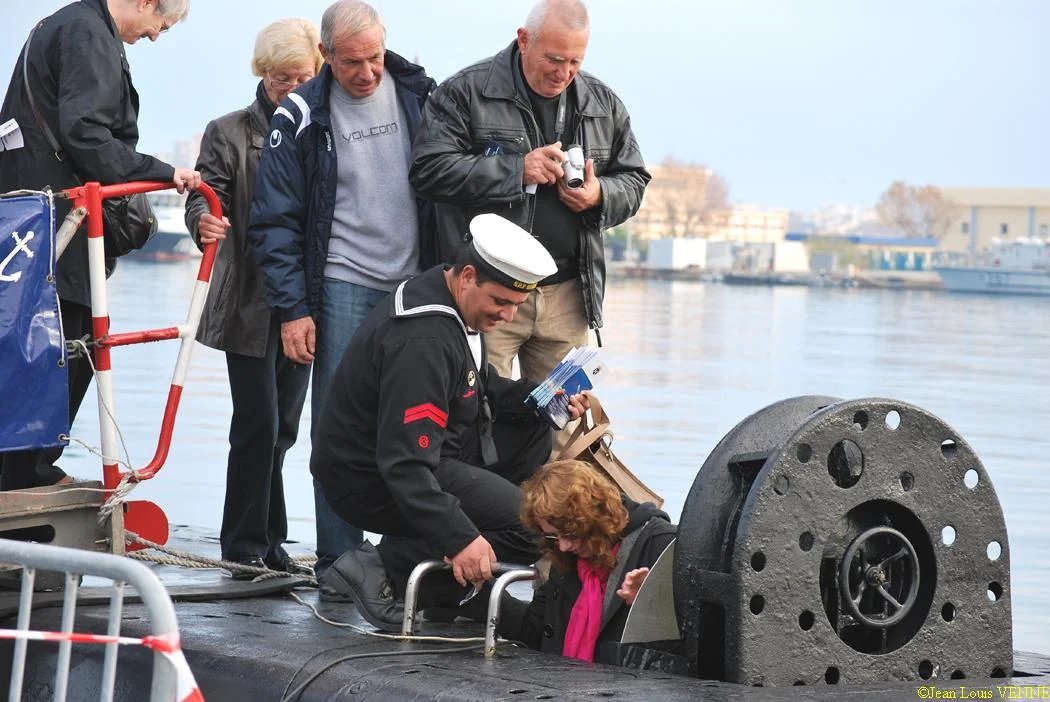 Des visiteurs français montent à bord