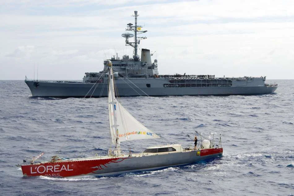 Le voilier L'Oréal Paris et le porte-hélicoptères Jeanne d'Arc