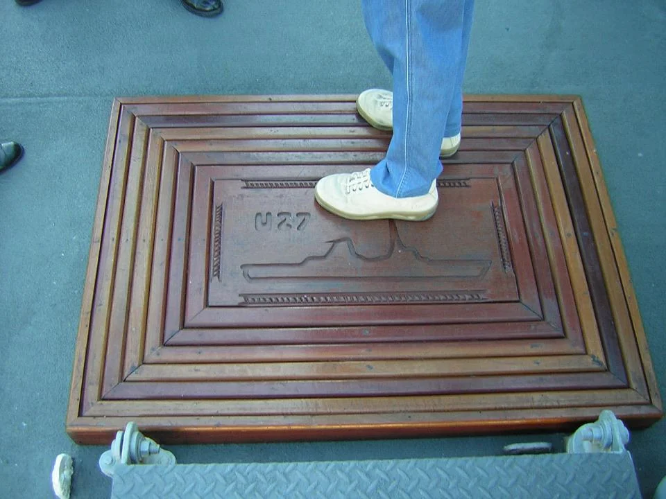 Un caillebotis personnalisé accueille les visiteurs