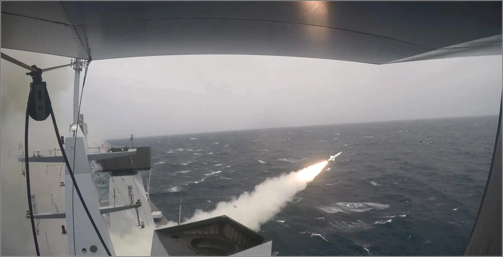 Tir d'un missile Mer-Mer 40 à bord du Forbin