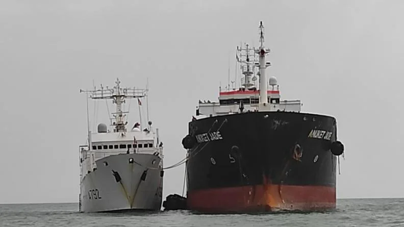 Le bâtiment hydrographique Borda se ravitaille à couple