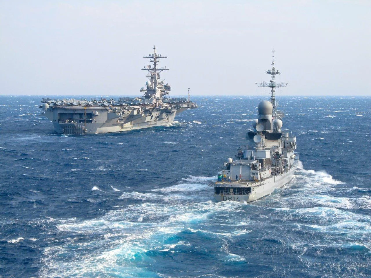 La frégate Cassard s’entraîne aux côtés du porte-avions américain USS George H.W. Bush