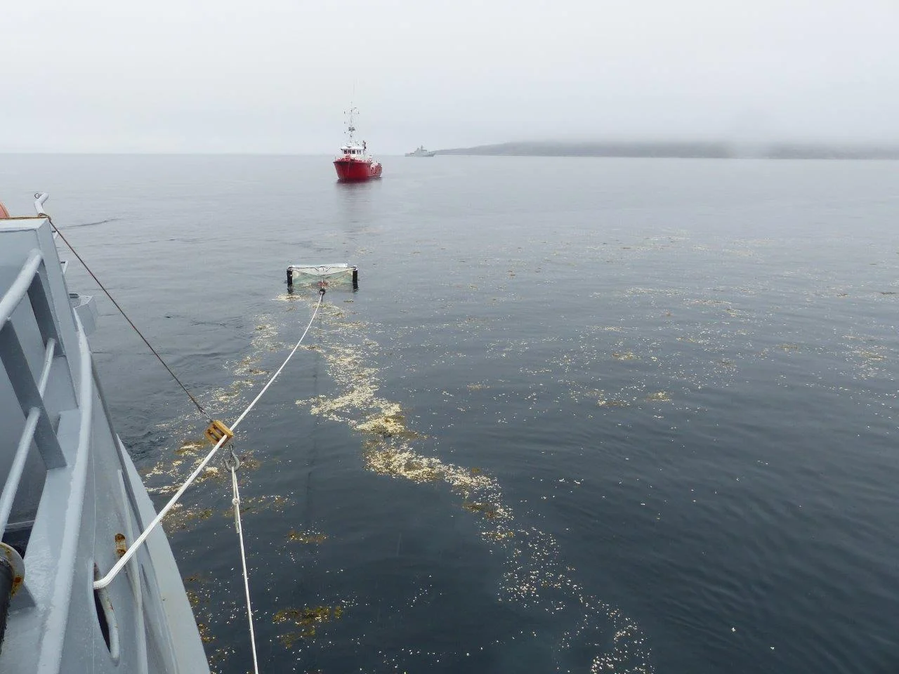 Le patrouilleur Fulmar remorque un chalut anti-pollution